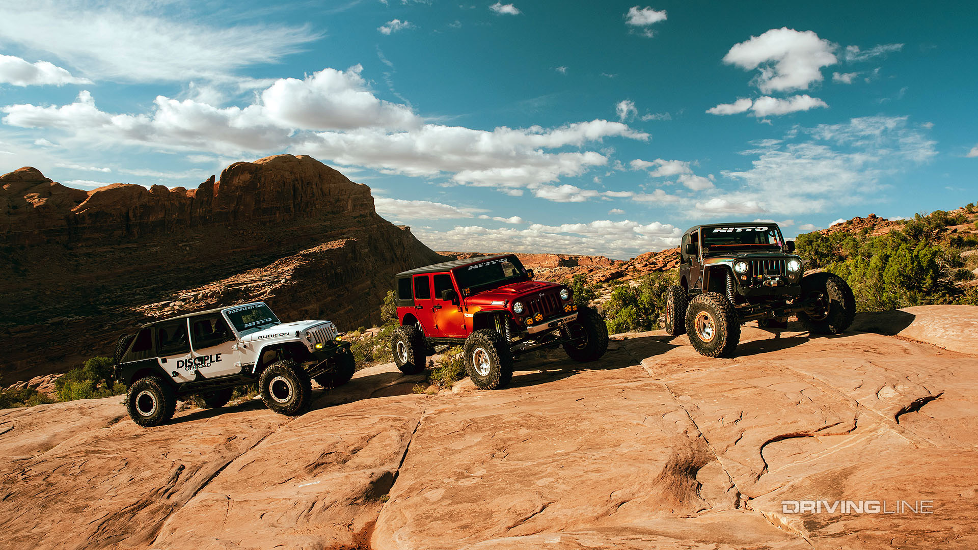 jeeps parked at moab rim on the trail